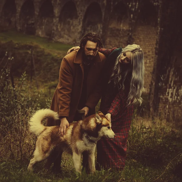 Пара закохана в собаку біля мосту — стокове фото