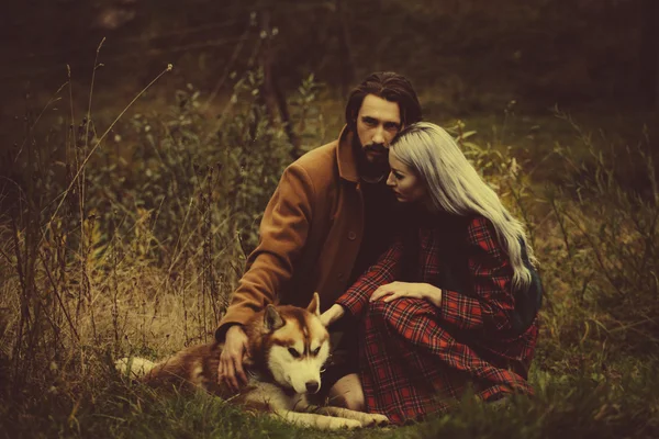 Paar in liefde met de hond in de buurt van de brug — Stockfoto