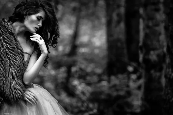 Portrét romantické ženy v krásných šatech v lese víla — Stock fotografie