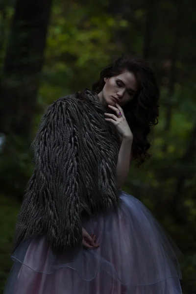 Porträt einer romantischen Frau im schönen Kleid im Märchenwald — Stockfoto