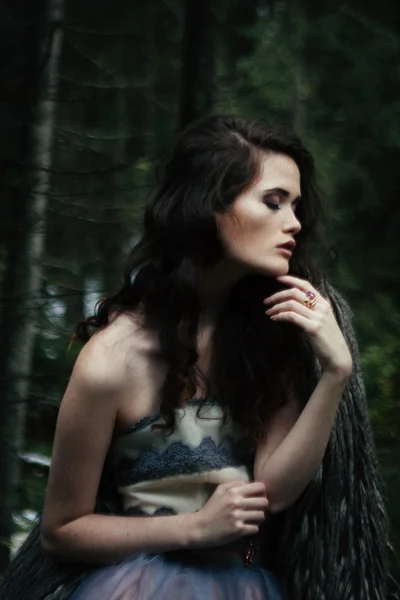 Porträt einer romantischen Frau im schönen Kleid im Märchenwald — Stockfoto