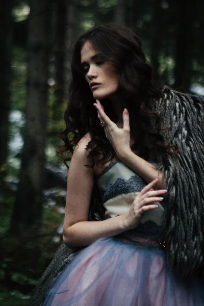 Portret romantyczny kobieta w pięknej sukni w bajki lasu — Zdjęcie stockowe