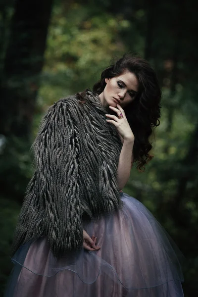 Portret van romantische vrouw in mooie jurk in forest fairy — Stockfoto
