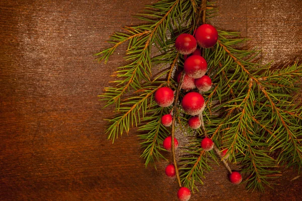 Ramas de pino con bayas de Navidad — Foto de Stock