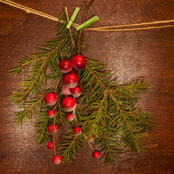 Rami di pino con bacche di Natale — Foto Stock