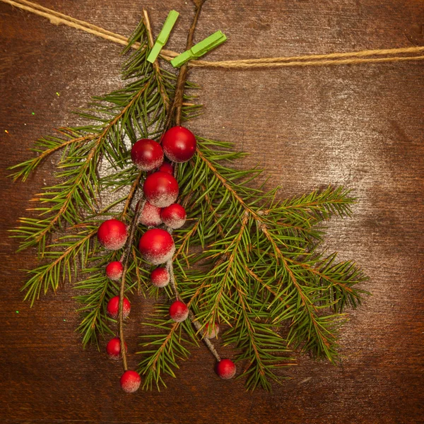 Borové větve s vánoční bobulí — Stock fotografie