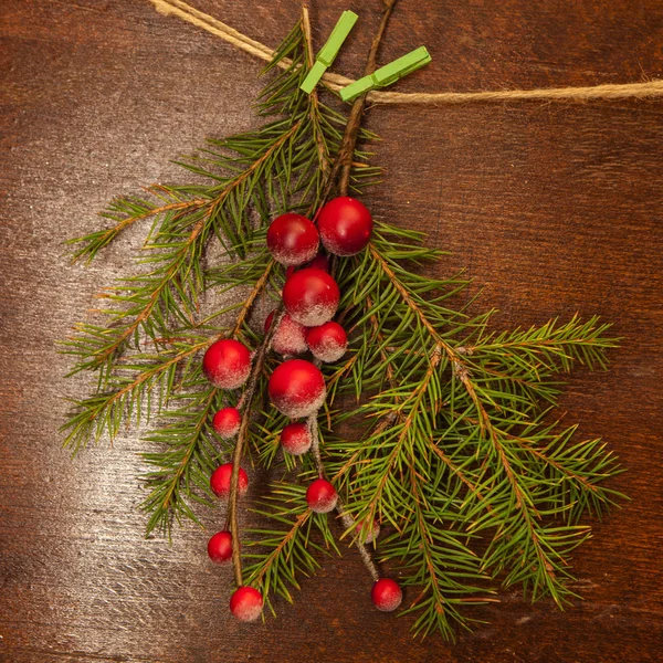 Rami di pino con bacche di Natale — Foto Stock