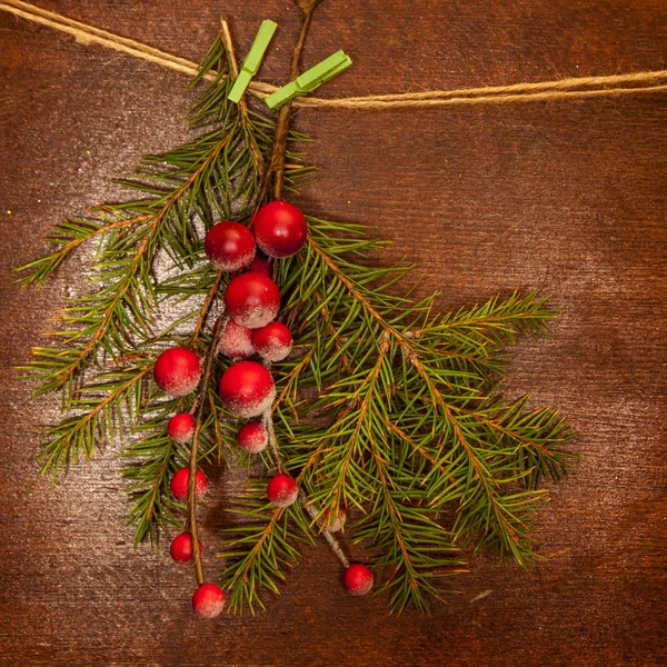 Ramas de pino con bayas de Navidad — Foto de Stock