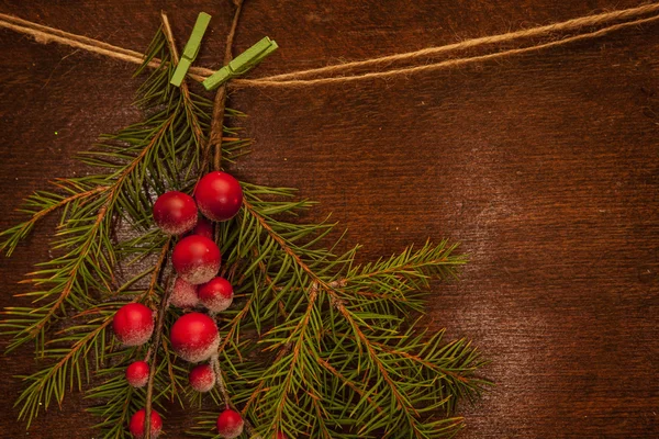 Ramas de pino con bayas de Navidad —  Fotos de Stock