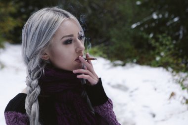 Kış arka plan üzerinde güzel kadın