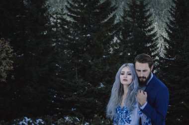 Güzel gelin ve damat Dağı'nda kış karda