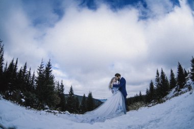Güzel gelin ve damat Dağı'nda kış karda