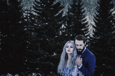 Güzel gelin ve damat Dağı'nda kış karda