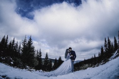Güzel gelin ve damat Dağı'nda kış karda