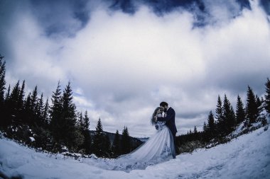Güzel gelin ve damat Dağı'nda kış karda