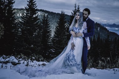 Güzel gelin ve damat Dağı'nda kış karda