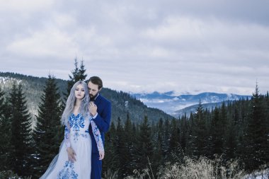 Güzel gelin ve damat Dağı'nda kış karda