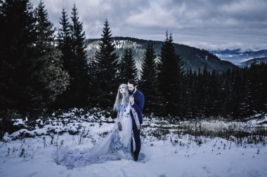 Güzel gelin ve damat Dağı'nda kış karda