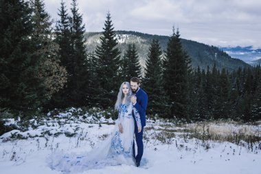Güzel gelin ve damat Dağı'nda kış karda