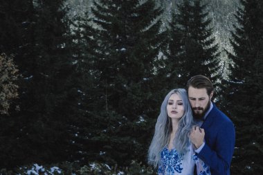 Güzel gelin ve damat Dağı'nda kış karda