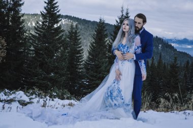 Güzel gelin ve damat Dağı'nda kış karda