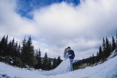 Güzel gelin ve damat Dağı'nda kış karda