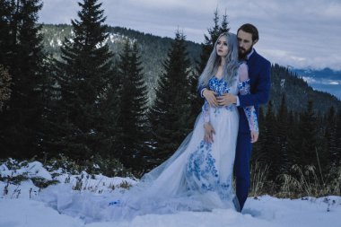 Güzel gelin ve damat Dağı'nda kış karda