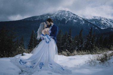 Güzel gelin ve damat Dağı'nda kış karda
