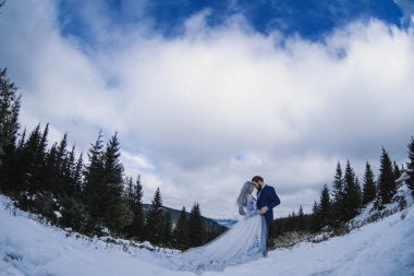 Güzel gelin ve damat Dağı'nda kış karda