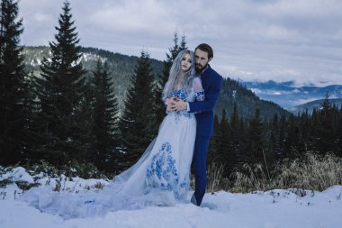 Güzel gelin ve damat Dağı'nda kış karda