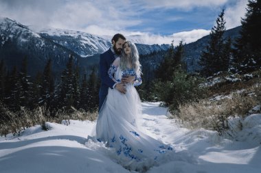Güzel gelin ve damat Dağı'nda kış karda