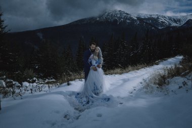 Güzel gelin ve damat Dağı'nda kış karda