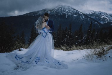 Güzel gelin ve damat Dağı'nda kış karda