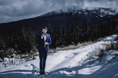 Karda dağlarda şık damat