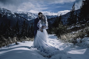 Güzel gelin ve damat Dağı'nda kış karda