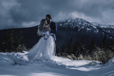 Güzel gelin ve damat Dağı'nda kış karda