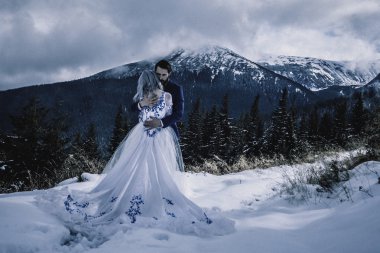 Güzel gelin ve damat Dağı'nda kış karda