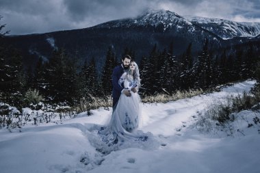Güzel gelin ve damat Dağı'nda kış karda