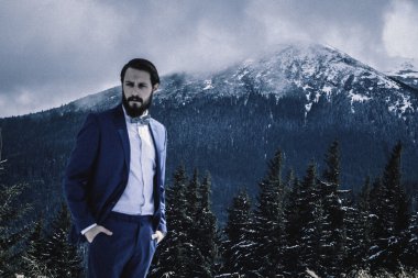 Karda dağlarda şık damat