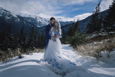 Güzel gelin ve damat Dağı'nda kış karda