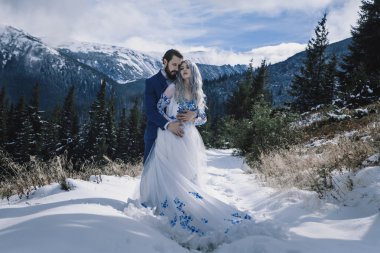 Güzel gelin ve damat Dağı'nda kış karda