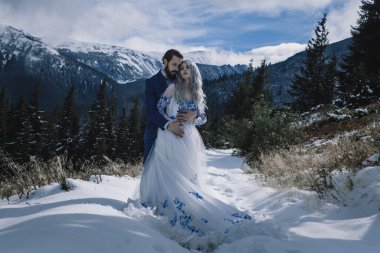 Güzel gelin ve damat Dağı'nda kış karda