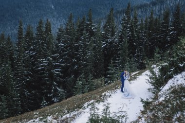 Güzel gelin ve damat Dağı'nda kış karda