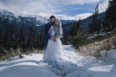 Güzel gelin ve damat Dağı'nda kış karda