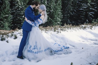 Güzel gelin ve damat Dağı'nda kış karda