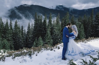 Güzel gelin ve damat Dağı'nda kış karda
