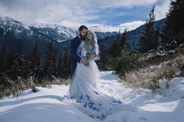 Güzel gelin ve damat Dağı'nda kış karda