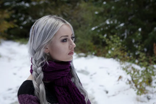 Vacker kvinna på vintern bakgrund — Stockfoto