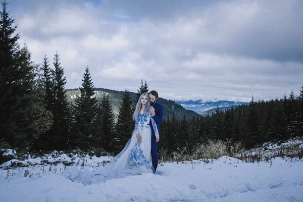 Linda noiva e noivo no inverno neve na montanha — Fotografia de Stock