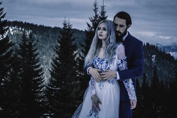 Lovely bride and groom in winter snow on mountain — Stock Photo, Image